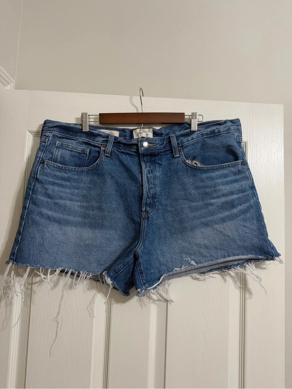 Universal Thread Mid-Rise 90s baggy shorts